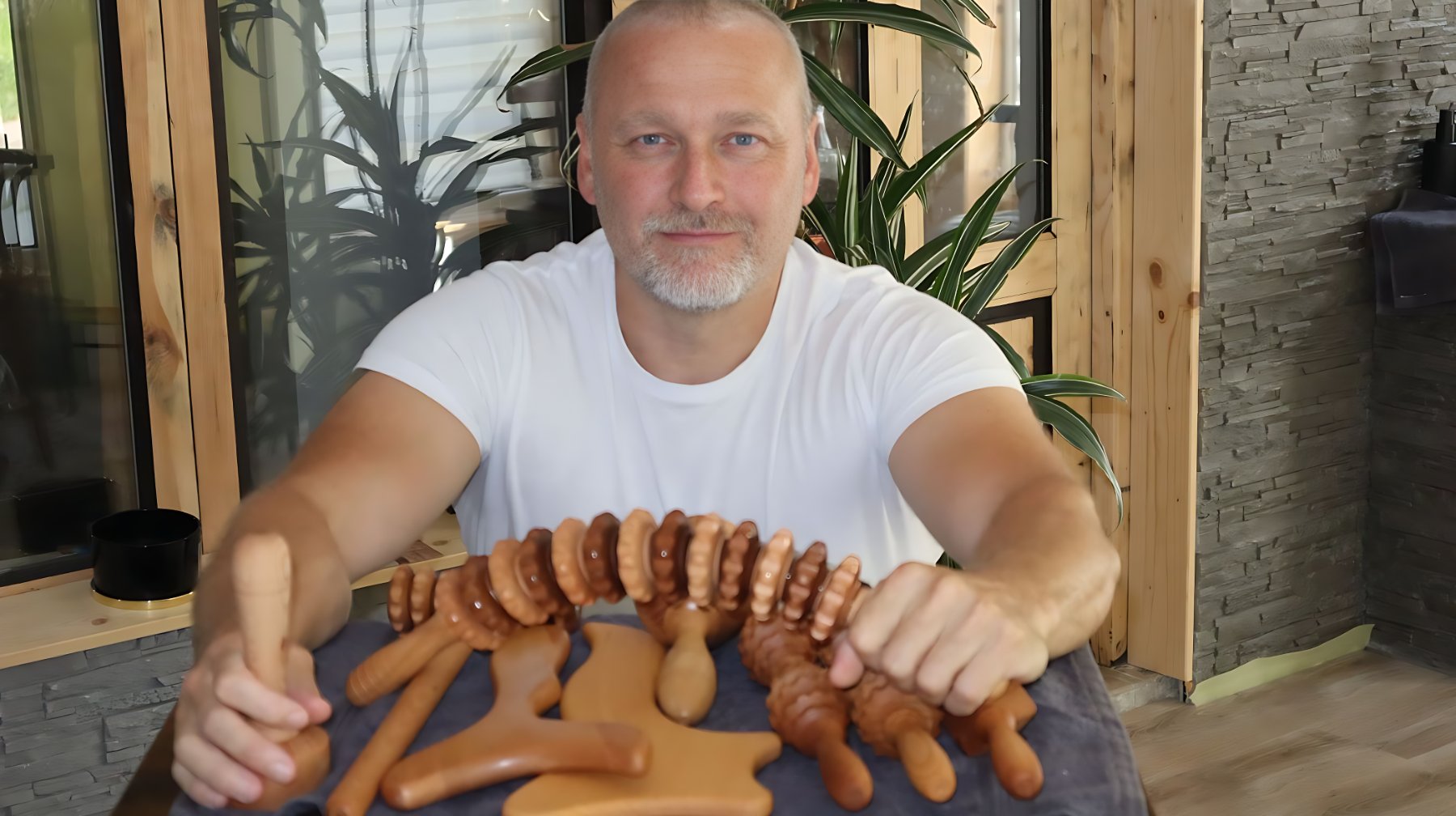 Maséř s nástroji na maderoterapii