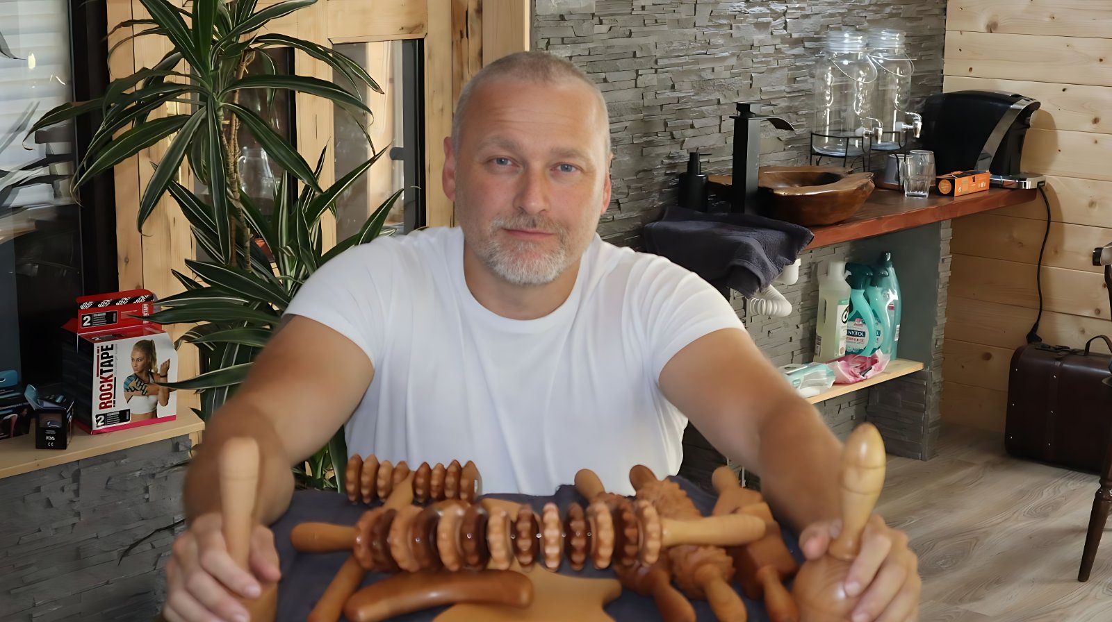 Richard s nástroji na maderoterapii